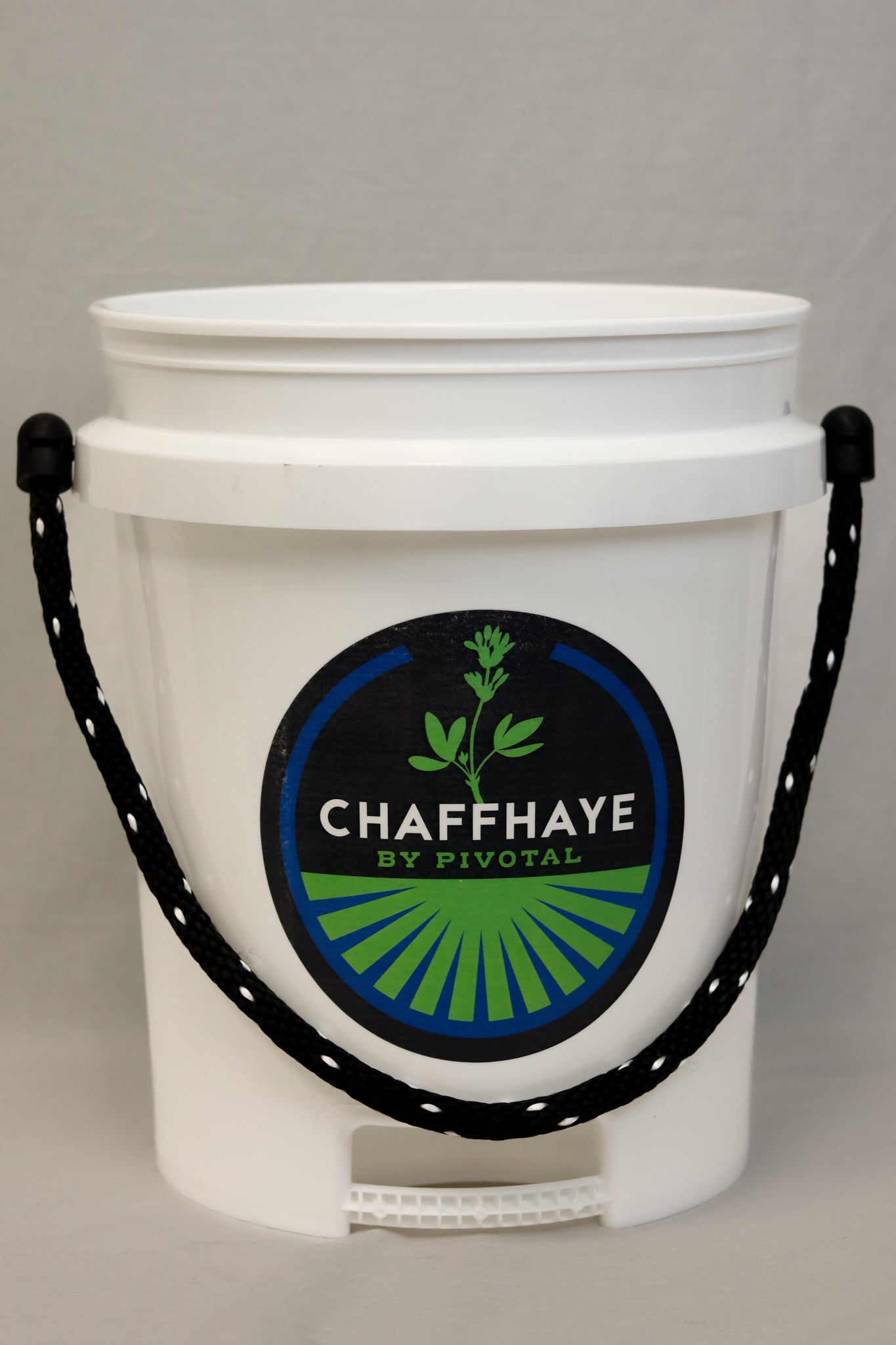 Pivotal Feeds 5 Gallon Bucket w/Handle for Pouring