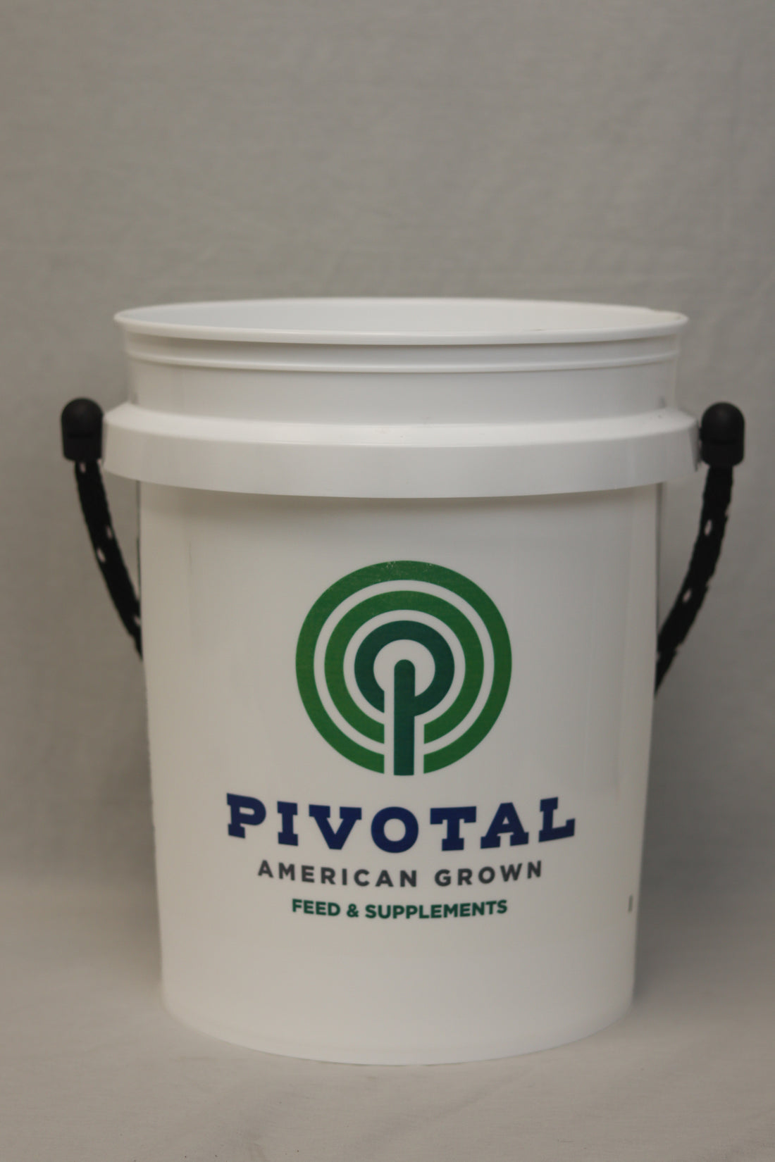 Pivotal Feeds 5 Gallon Bucket w/Handle for Pouring